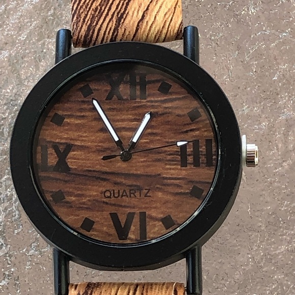 Wood grain look alike watch with a stainless back - Picture 3 of 6
